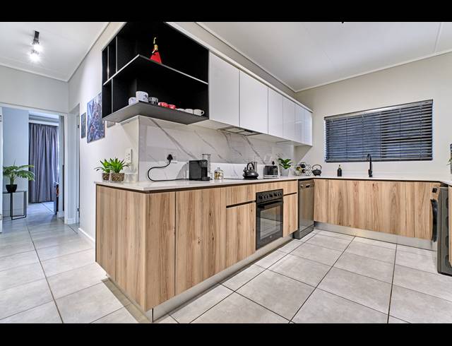 3 BEDROOM APARTMENT FOR SALE IN WATERFALL